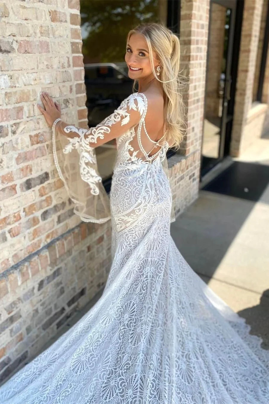 Vestido de novia sirena de manga larga con escote en V profundo y encaje en forma de A
